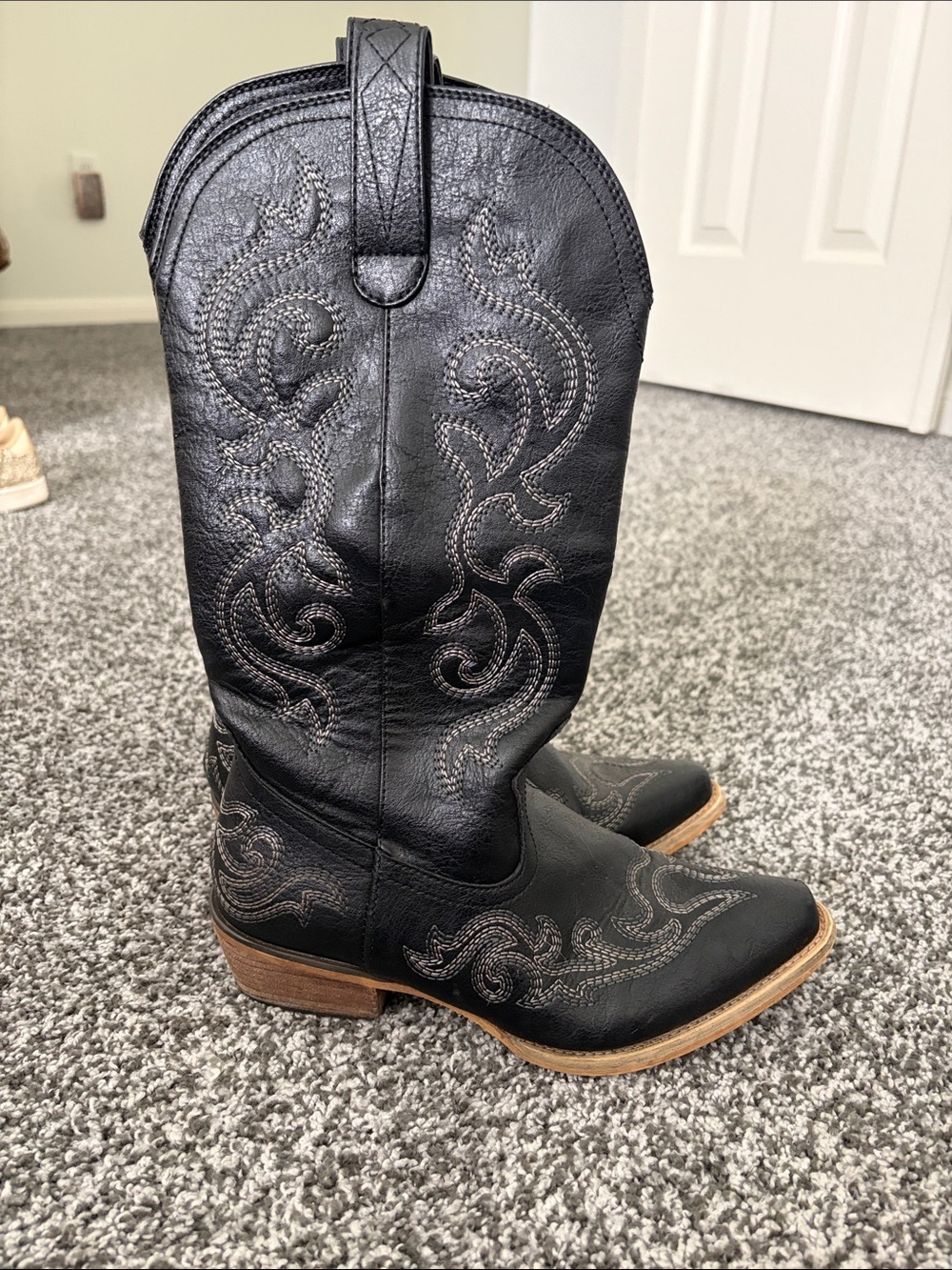 Rolda Classic Black Western Cowboy Boots with Embroidered Detail